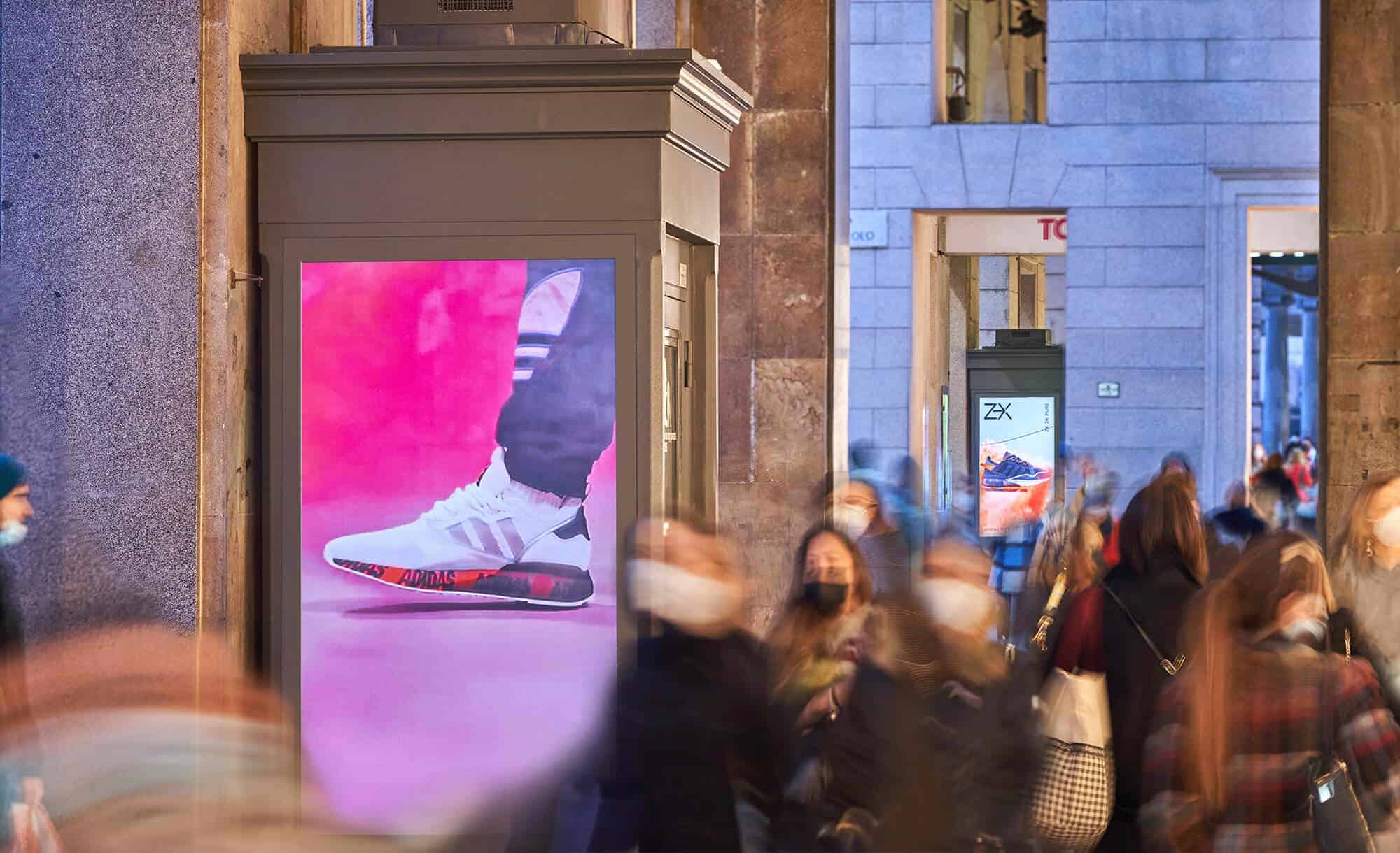 Circuito Digitale LCD Domminaction a Milano con Adidas (fashion)
