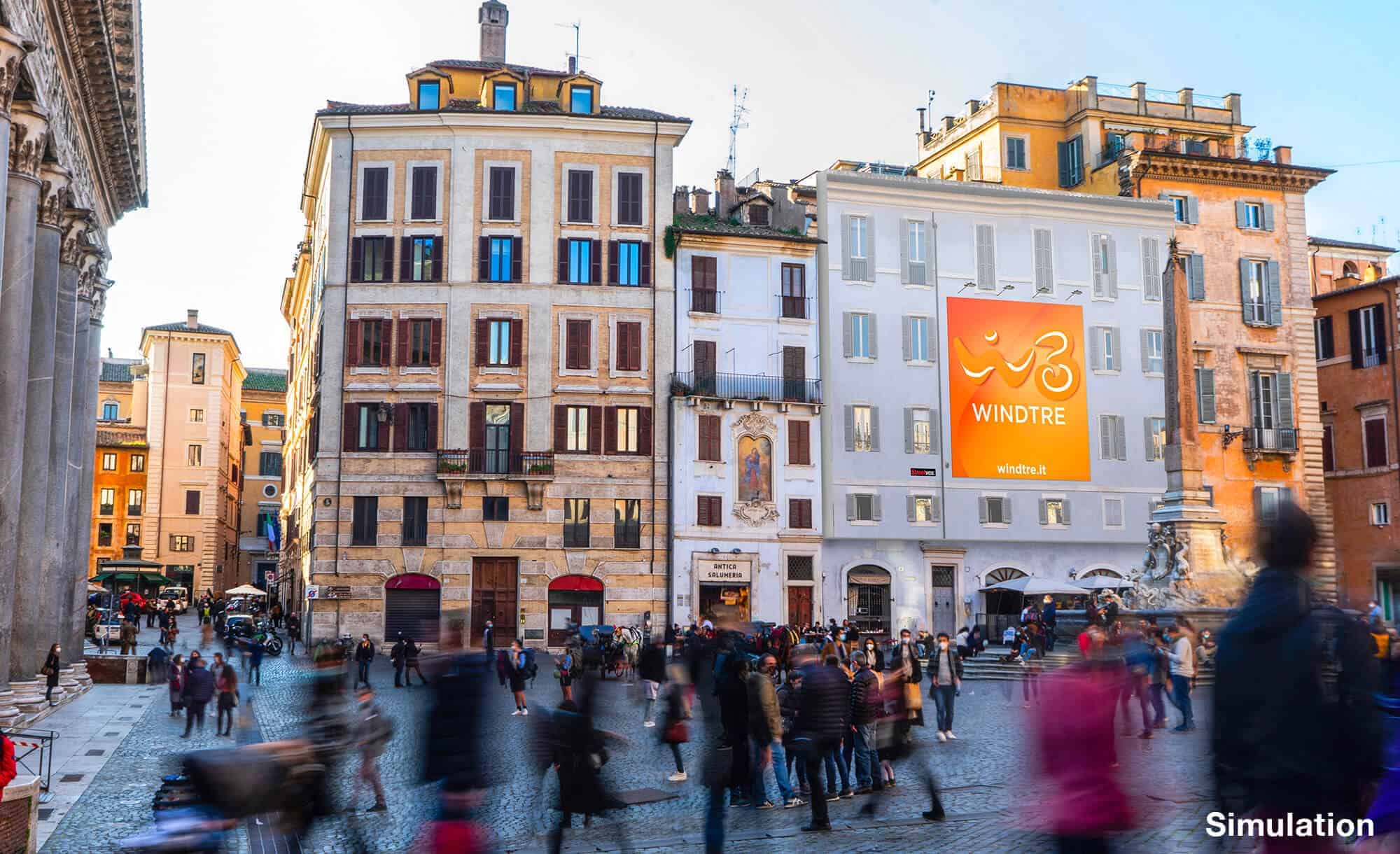 Maxi Affissione a Roma in Piazza del Pantheon con Wind 3 (Telco)