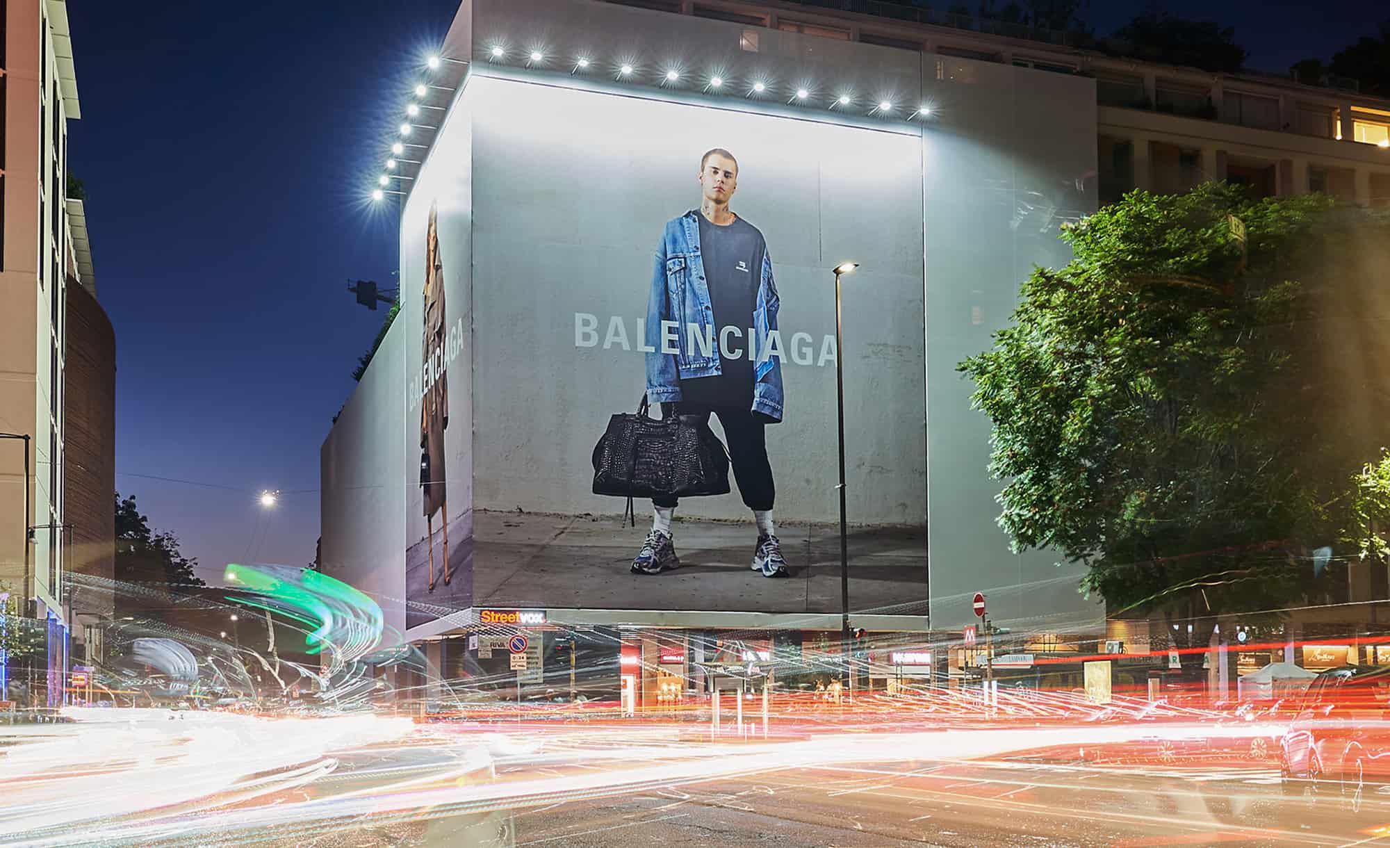 Maxi Affissione a Milano in Via Moscova 58 con Balenciaga (Fashion)