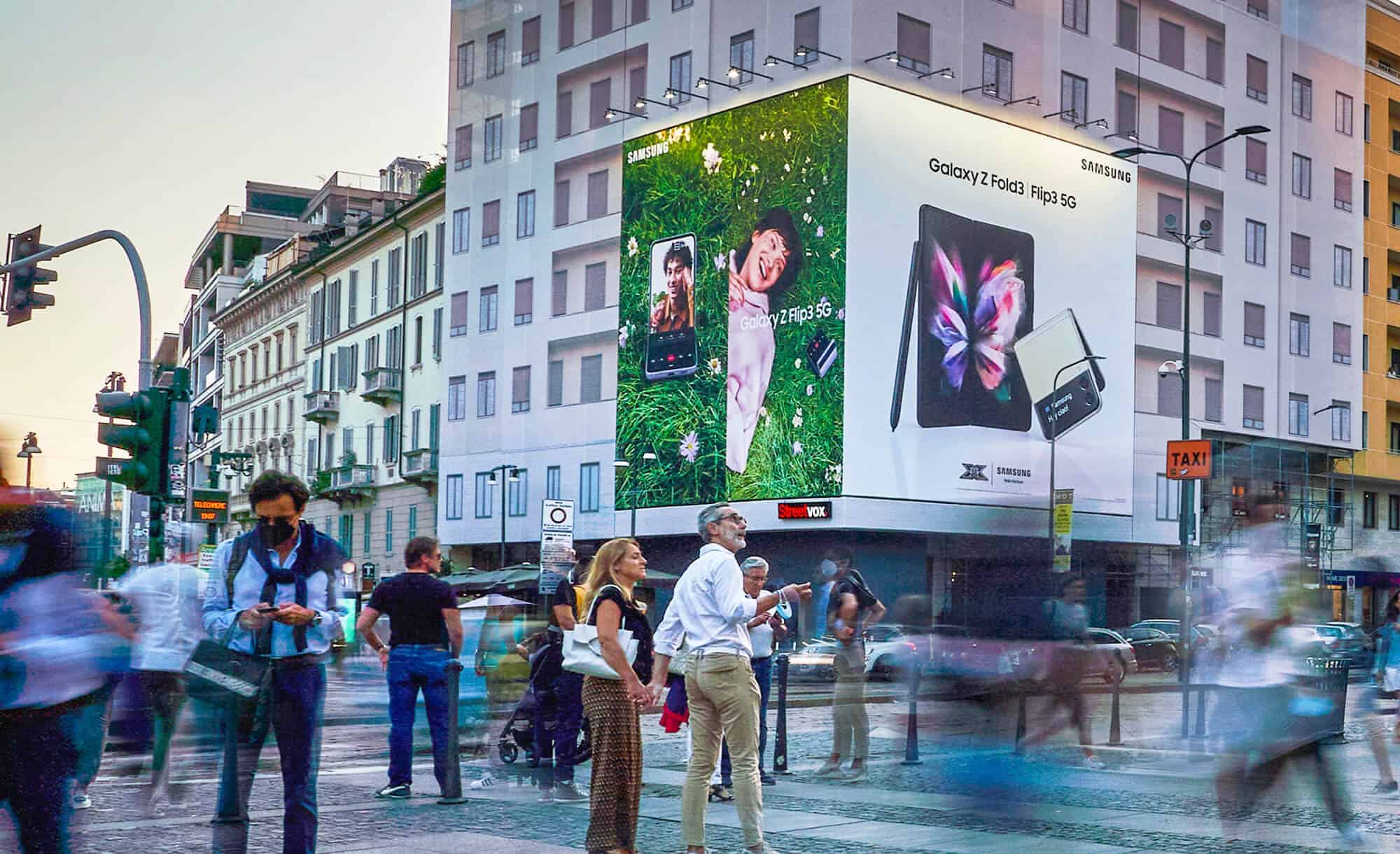Maxi Affissione a Milano in Piazza XXV Aprile 1 con Samsung (Technology)