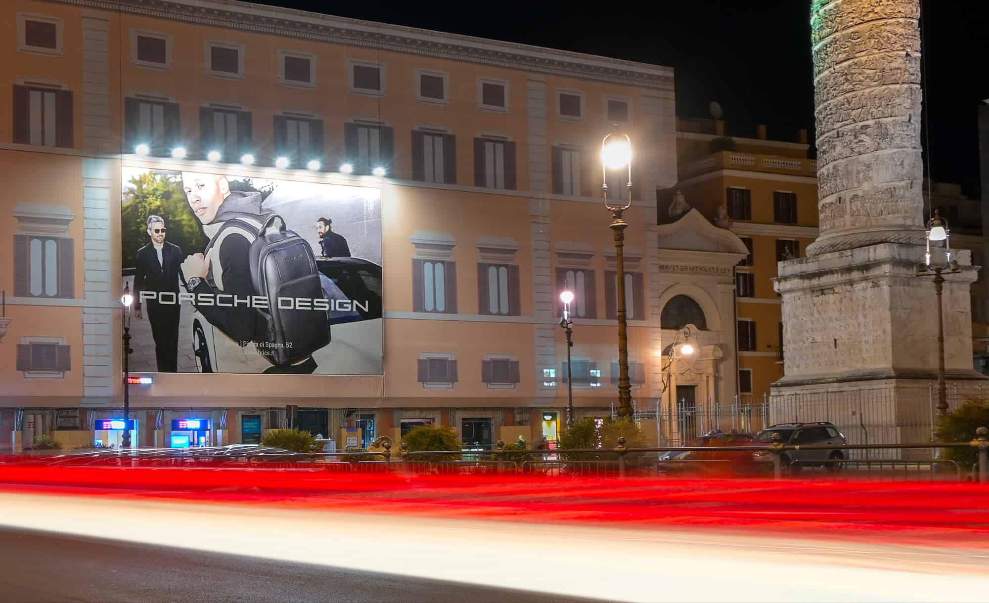 Maxi Affissione a Roma in Piazza Colonna con Porsche (Automotive)