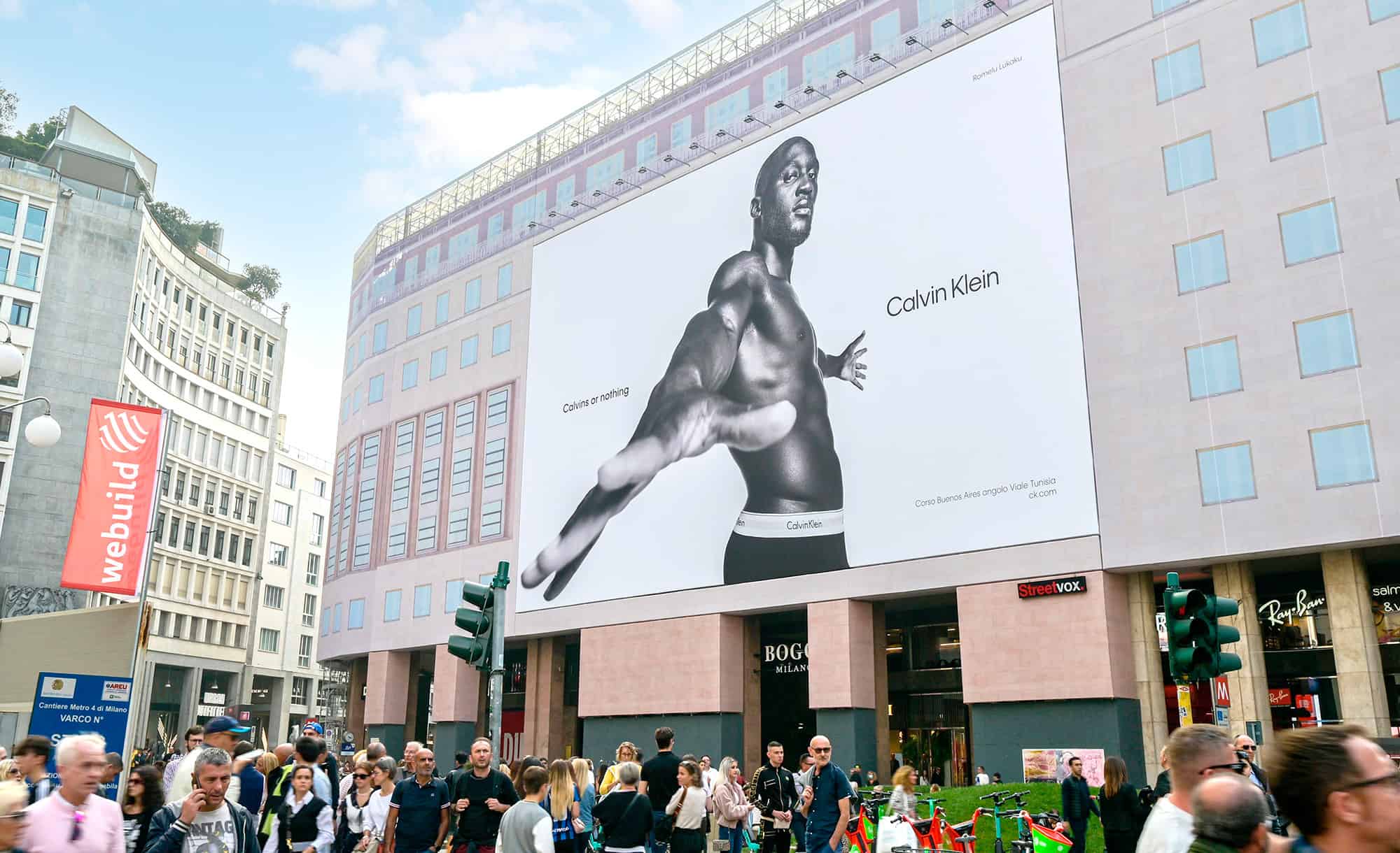 Maxi Affissione a Milano in Piazza San Babila 3 con Calvin Klein